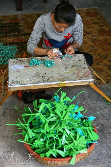 Fabrication de libellules en bambou dans la commune de Thach Xa, Hanoi. 