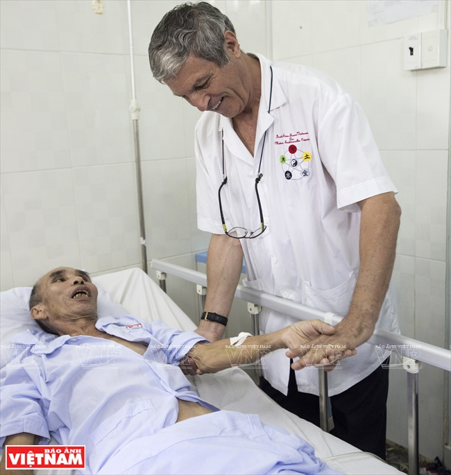 Marc Mézard et un patient à l’Institut de la médecine et de la pharmacie traditionnelles de Ho Chi Minh-Ville.