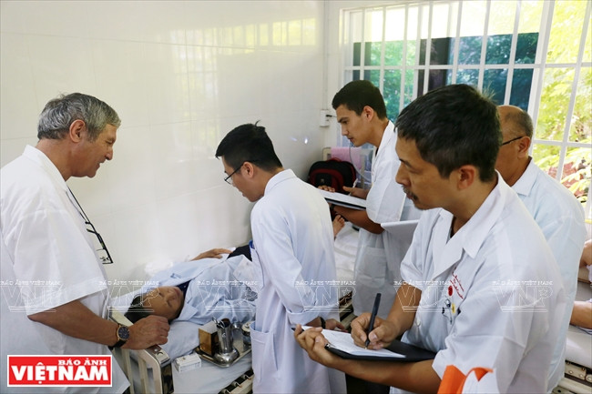 Les stagiaires pratiquent le traitement basé sur la loi des cinq éléments de l’univers sous la supervision de Marc Mézard.