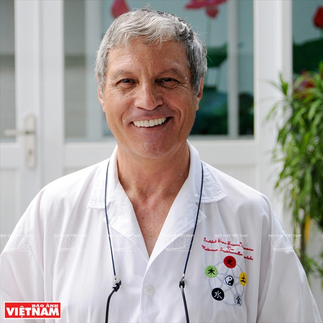 Le médecin français Mézard Marc a passé une trentaine d’années à mener des recherches et propager la médecine traditionnelle vietnamienne.