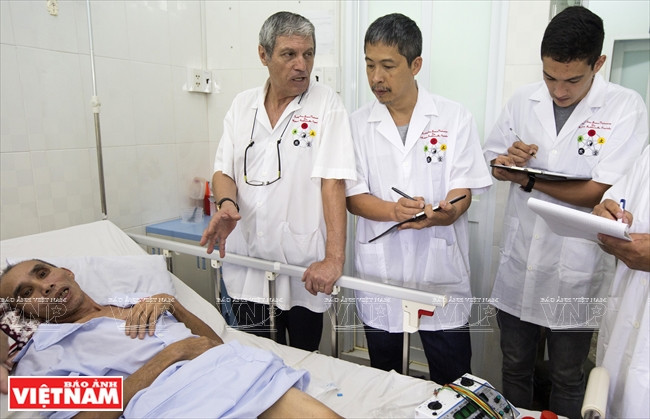 Marc Mézard échange des points de vue avec des stagiaires.