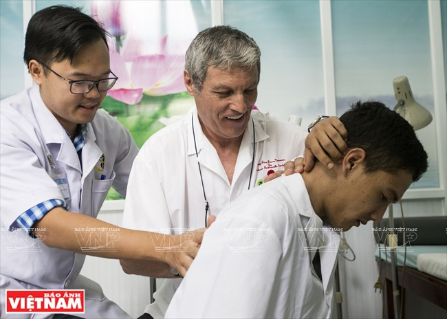 Marc Mézard a la joie de guider des stagiaires étrangers dans la pratique de la médecine traditionnelle vietnamienne. 