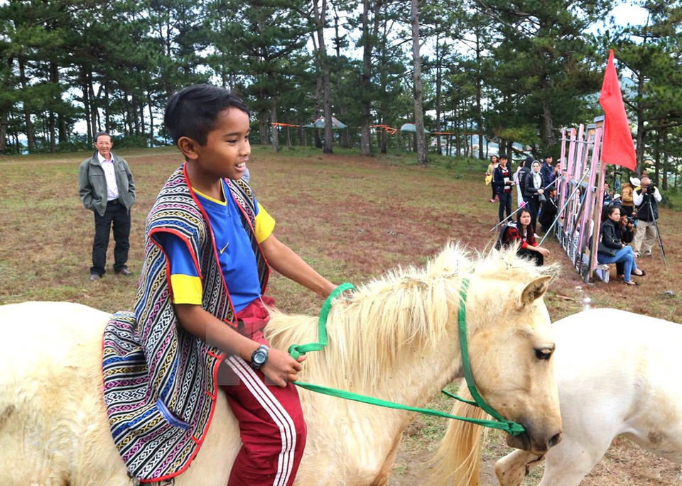 Le plus jeune cavalier participant la course.