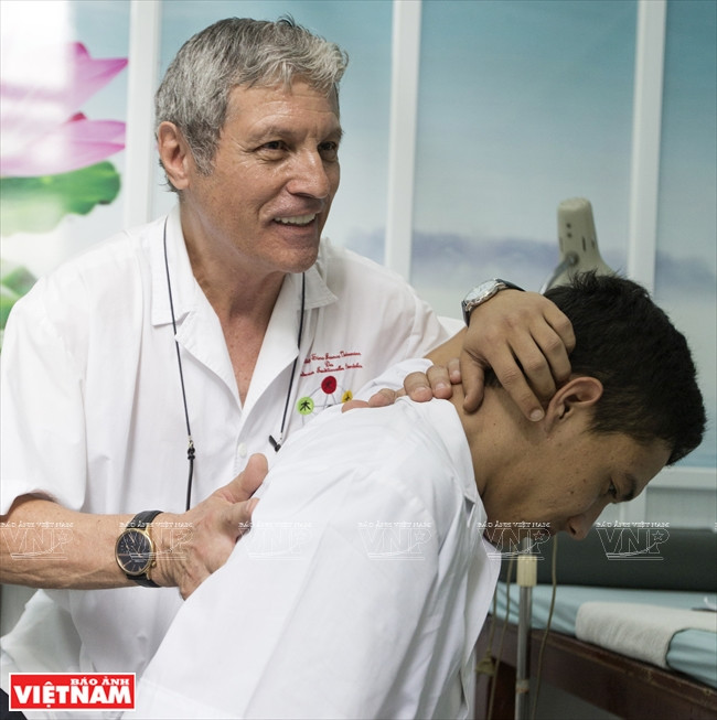 Marc Mézard ausculte un malade.