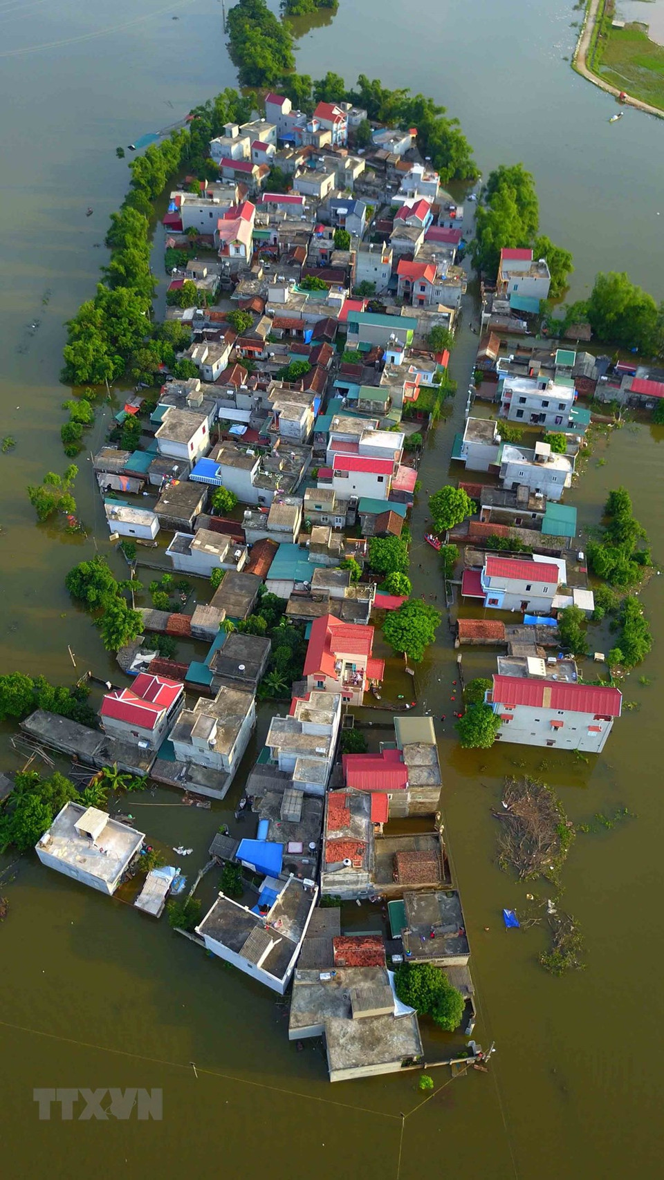  De nombreuses agglomérations du district de Quoc Oai sont isolées en raison des inondations et des routes endommagées.