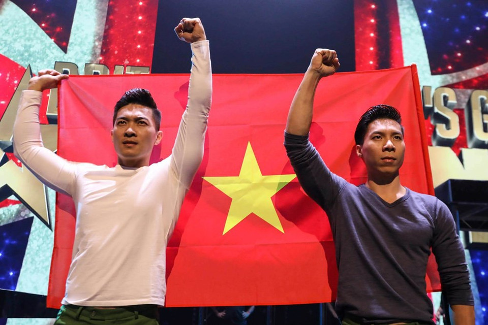 Deux frères vietnamiens issus des arts du cirque, Giang Quoc Co (gauche) et Giang Quoc Nghiep.