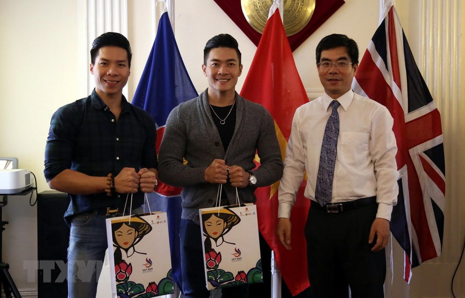 L’ambassadeur adjoint du Vietnam au Royaume Uni et en Irlande du Nord, Do Hoang Minh (droite) a offert des cadeaux aux deux finalistes