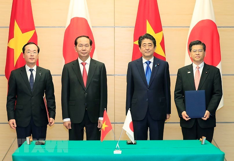  Tran Dai Quang et Shinzo Abe assistent à la cérémonie de signature d’un protocole d’accord de coopération entre le ministère vietnamien de la Construction et le ministère japonais du Territoire, des Infrastructures, des Transports et du Tourisme. 