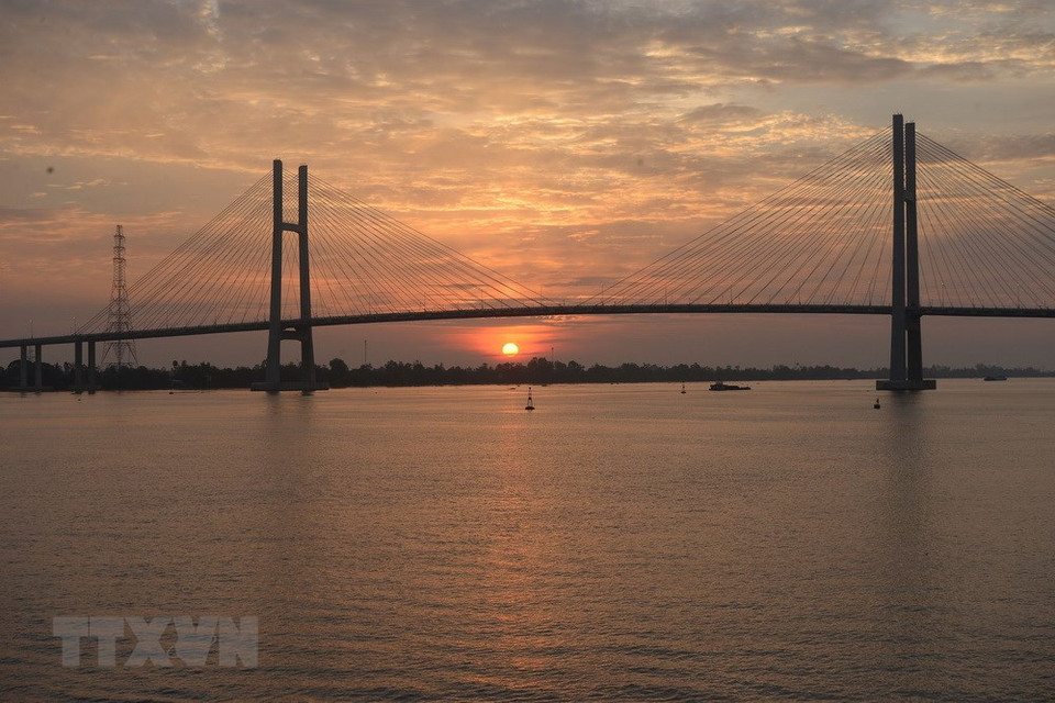 Après plus de 4 ans de travaux, le pont à haubans Cao Lanh enjambant le fleuve Tien reliant district de Lap Vo et la ville de Cao Lanh, province de Dong Thap, dans le delta du Mékong a été inauguré le 27 mai et mis en service officiellement pour célébrer les 45 ans des liens diplomatiques Vietnam-Australie.