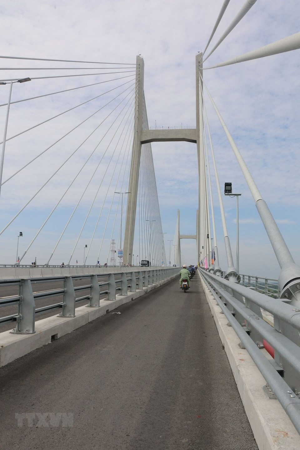 D’un investissement total de 3.000 milliards de dôngs issus des aides non remboursables du gouvernement australien, des prêts de la Banque asiatique de développement (BAD) et des fonds de contrepartie du Vietnam, ce pont permet de relier 18 millions de personnes dans le delta du Mékong aux marchés régionaux et de stimuler la croissance économique.