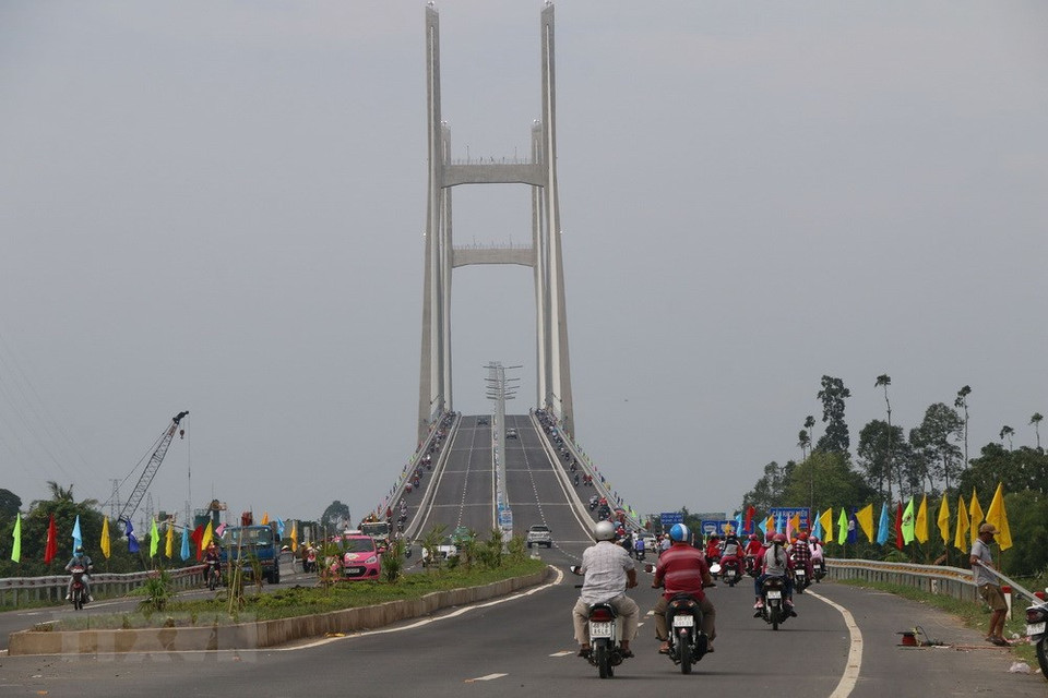 D’une longueur de plus de 2,01km, ce pont comprend 4 voies pour les 4 roues et 2 voies pour les 2 roues avec une vitesse maximale autorisée de 80km/heure.