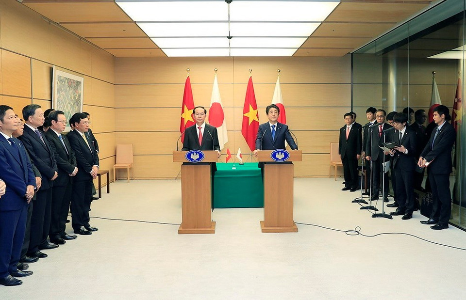  Le président vietnamien Tran Dai Quang et le Premier ministre japonais Shinzo Abe lors de la conférence de presse annonçant les résultats officiels de l’entretien.