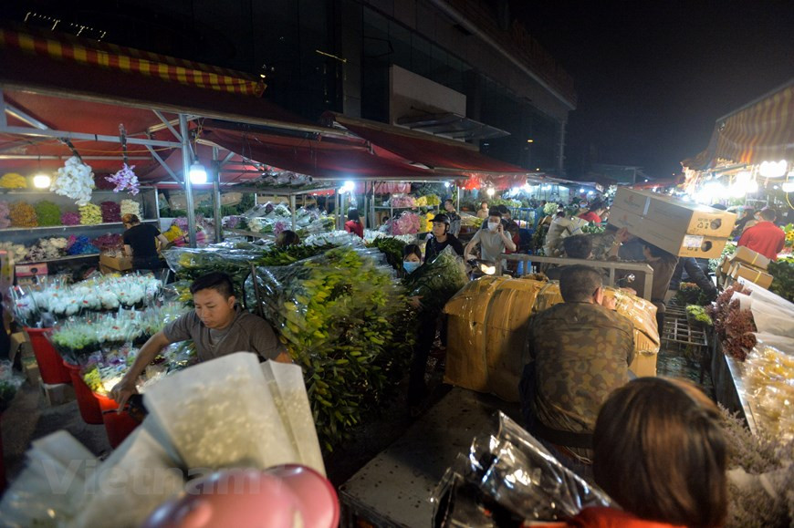 Ce marché aux fleurs a récemment été classé par CNN dans la liste des destinations les plus attrayantes. Éviter les motocyclistes tout en visitant un marché aux fleurs fait partie du plaisir de célébrer le festival à Hanoi.L'un des éléments essentiels est les fleurs, le marché aux fleurs de Quang Ba à Hanoï fonctionnant à un rythme effréné pendant le festival. Les acheteurs recherchent les bouquets les plus accrocheurs au milieu du souffle et des cris des motos omniprésentes de la ville, transportant tous des bouquets de fleurs aux paillettes. Les images et les sons mélangés au parfum de la nourriture de rue créent une surcharge sensuelle enivrante. Photo : VietnamPlus