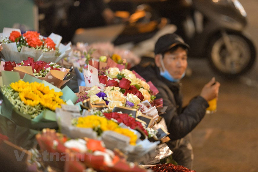 La Journée internationale des femmes (8 mars) est une occasion pour les hommes d'offrir une petite attention aux femmes de leurs vies. Nombreuses sont les offres promotionnelles proposées par les commerces concernés. Tour d'horizon des idées de cadeaux, des plus classiques aux plus tendances. Les fleurs demeurent le cadeau de prédilection pour la fête des femmes. Les boutiques ont d’ores et déjà reçu de nombreuses commandes. Des fleurs fraîches, des cartes de voeux et plein de petits cadeaux sont attendus à l’occasion de la Journée internationale des femmes du 8 mars. De nombreux magasins, supermarchés et centres commerciaux ont lancé des promotions, notamment pour attirer ces messieurs. Photo : VietnamPlus