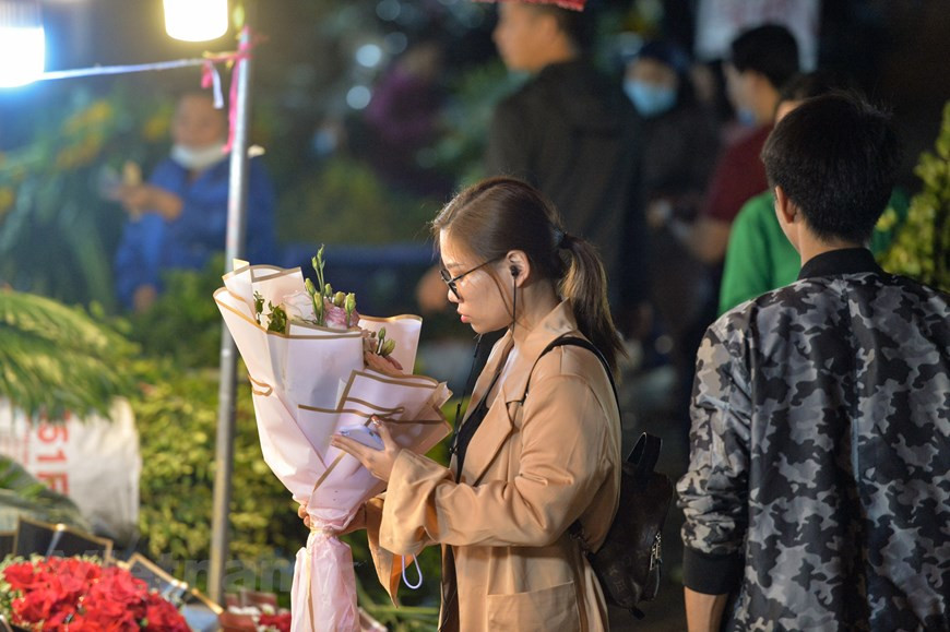 Cette année, de nombreux habitant, notament des jeunes viennent à ce marché pour le visiter et acheter des fleurs. Le marché de Quang An est le plus fréquenté et le plus atmosphérique lorsqu'il démarre pour la première fois au petit matin, lorsque l'agitation des acheteurs commerciaux en gros arrive pour conclure leurs affaires. Plus tard dans la matinée, le marché voit plus d'acheteurs individuels - des habitants achetant des fleurs pour des célébrations, des offrandes et d'autres occasions. Cela vaut particulièrement le détour ici pendant le Têt (Nouvel An vietnamien), lorsque les fleurs sont utilisées en abondance pour marquer les festivités. Photo : VNA