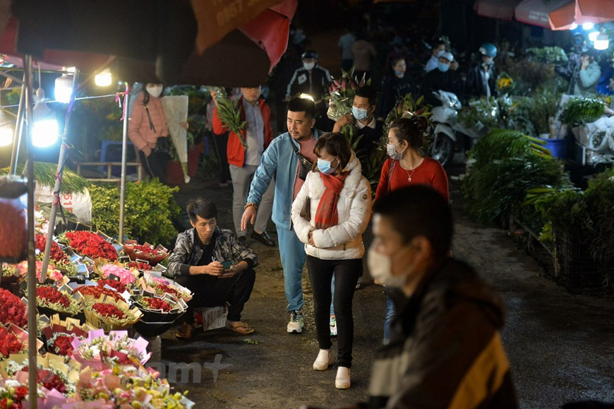 Les fleurs proviennent souvent des jardins en banlieues de Hanoi, notamment Tây Tuu, Dông Anh, Gia Lâm, Phuc Yên et Mê Linh. Certaines sortes de fleurs sont même transférées depuis Sa Pa (dans la région montagneuse du Nord) ou de la ville de Dà Lat (sur les Hauts plateaux du Centre-Tây Nguyên), ou même importées de l'étranger. Les acheteurs peuvent négocier les prix avec les vendeurs. Les fleurs sont couvertes et disposées en bouquets pour faciliter le transport. Avec ses tas de fleurs parfumées - des chrysanthèmes aux roses en passant par les tournesols et les orchidées - le bip des cornes de cyclomoteur et la foule d'habitants animés, le marché aux fleurs de Quang An est l'une des attractions les plus colorées de Hanoï. Photo : VNA