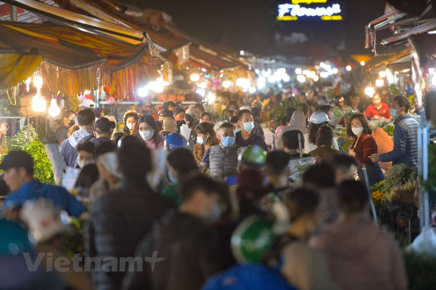 Le marché nocturne aux fleurs de Quang An est un endroit où on vend en détail et en gros des fleurs. Ce jour-ci, il est en effervescence. La foule est nombreuse, car les fleurs et les plantes sont indispensables pour cette journée. Chaque visite donne lieu au même enchantement. Cette année, la Journée internationale des femmes a lieu dans le contexte des évolutions complexes de la pandémie de Covid-19 qui affecte les moyens de subsistance de milliards de personnes et perturbant la vie de millions de familles dans le monde. Cependant, malgré la pandémie, les femmes ainsi que la majorité des Vietnamiens ont fait preuve de solidarité, de compassion, d'adaptabilité et de volonté de faire face aux difficultés pour «transformer les risques en opportunités» dans le combat contre le Covid-19. Photo : VietnamPlus