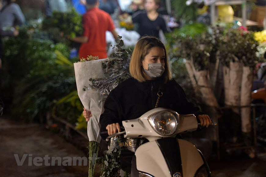 Les vendeurs se mettent en place dès 2 heures du matin et le marché bat son plein avant le lever du soleil. Ce marché est le plus fréquenté et le plus bondé au petit matin, au moment où acheteurs et commerçants s’affairent à négocier. Plus tard dans la matinée, le marché attire des acheteurs individuels, des habitants cherchant des fleurs pour des célébrations, faire des offrandes ou simplement pour décorer leur maison. En raison de la forte demande pour la Journée internationale de la femme, le prix des roses a doublé, et même triplé par rapport aux jours habituels. Les acheteurs peuvent négocier les prix avec les vendeurs. Photo: VietnamPlus