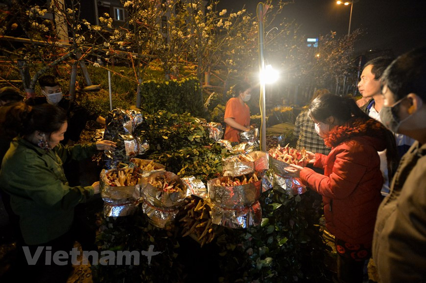 Les fleurs sont un symbole du jour des femmes internationales. Les gens des pays autour du monde célèbrent en décorant des arrangements de fleur et en livrant des fleurs aux femmes puissantes dans leur vie. En Italie, les mimosas jaunes sont populaires pour le jour international de Women. Les Russes donnent une variété de fleurs, y compris les roses rouges. Et à Hanoï, le Vietnam, ce n'est pas les amis simplement et les maris envoyant des fleurs aux femmes en leurs vies, mais également les patrons et les collègues. Avec des bouquets de roses, lilies, orchids, tulipsand davantage, vous ne pouvez pas tourner mal en envoyant des fleurs pour le jour des femmes à la part ce que vous pensez des femmes spéciales dans votre vie. Photo : VietnamPlus