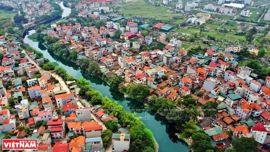 Situé au bord de la rivière Nhue dans la commune de Cu Khe – district de Thanh Oai, ancien village de Cu Da est devenu un lieu bien fréquenté des routards et des personnes aimant l’ambiance paisible du village vietnamien. Photo: VNP