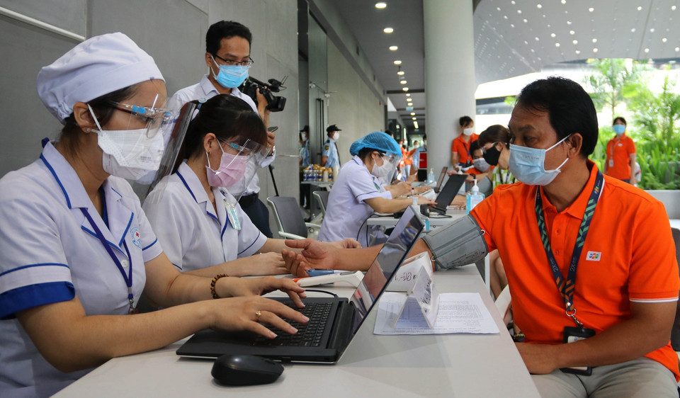  Un salarié de la Sarl FPT Software accueilli par une infirmière qui prendra ses informations, permettant de s’assurer qu’il peut être vacciné. Photo : VNA