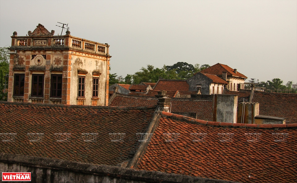 Étant moins connu que le vieux village de Duong Lam, l' ancien village de Cu Da possède encore les caractéristiques d’un ancien village au bord de la rivière et reste assez intact sans être influencé par le développement économique ou le tourisme. Photo: VNP