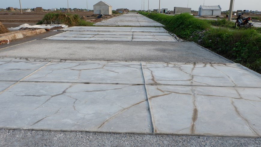 C’est seulement à ce moment qu’on peut effectuer l’étape suivante : sécher l’eau filtrée sur le champ pour attendre la cristallisation. Vers 15 ou 16 heures, les grains de sel apparaissent sur le marais et c’est le bon moment pour commencer la récolte. Sous le soleil brûlant, les saliculteurs continuent assidûment leur travail à dos courbé, râteau à la main et avec leurs tenues mouillées de sueur. Si la journée est bien ensoleillée, ils pourront rentrer en poussant des charrettes ou en portant des palanches toutes blanches de sel. Les produits de chaque jour sont stockés ensuite dans une cabane près du marais. Après 3-4 jours, le saliculteur va vider la cabane en transportant du sel à la coopérative pour le vendre. Photo : VietnamPlus 