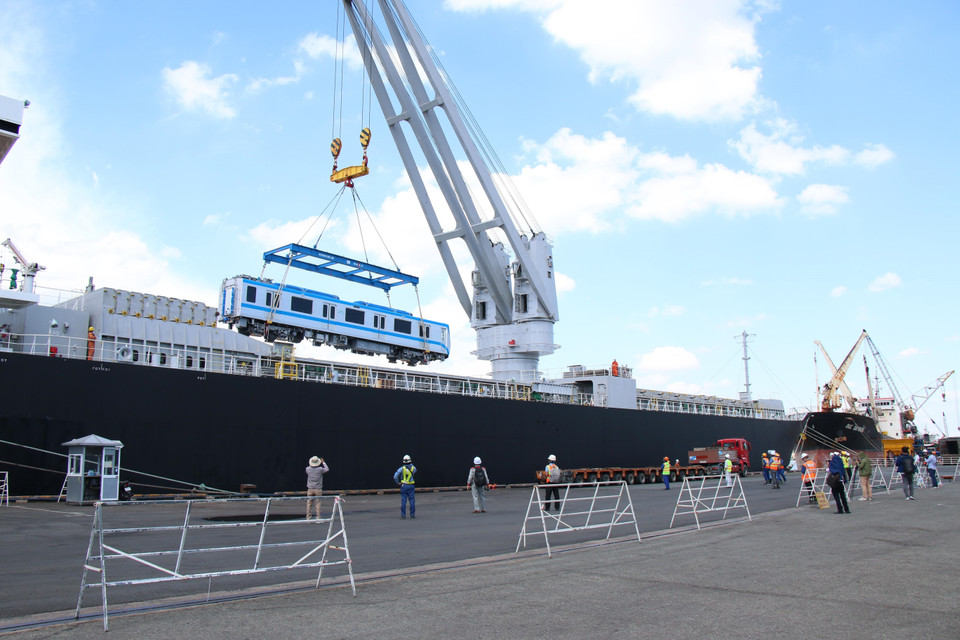 La zone de déchargement des rames des trains No 4 et No 5 de la ligne de métro Ben Thanh-Suoi Tien au port de Khanh Hoi. Photo : VNA