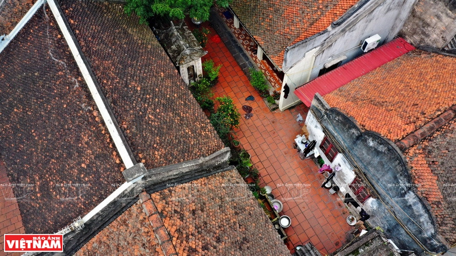 Comme de nombreux villages du delta du Fleuve Rouge, Cu Dà dispose toujours d’un banian (un arbre séculaire souvent placé au centre des villages traditionnels), d’un embarcadère, d’une maison commune et d’une porte d’entrée. On y aperçoit également des maisons campagnardes typiques, à trois ou cinq travées. Photo: VNP