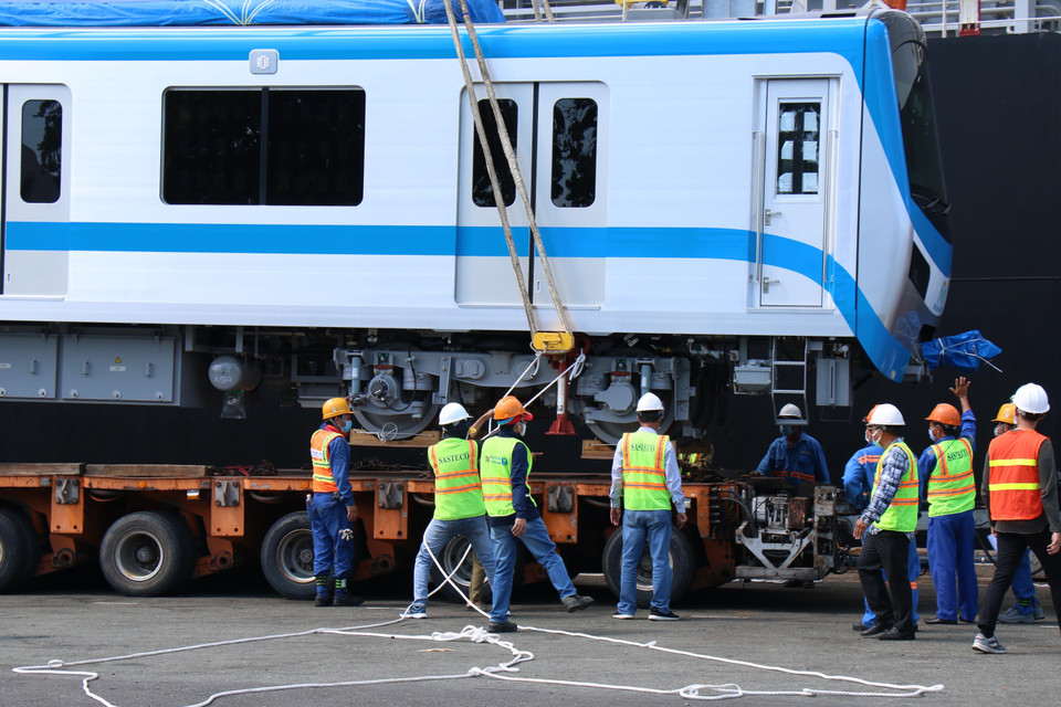 Les trois rames du train No 5 seront transportées au dépôt le 22 juin et l’installation est prévue le 23 juin. Photo: VNA