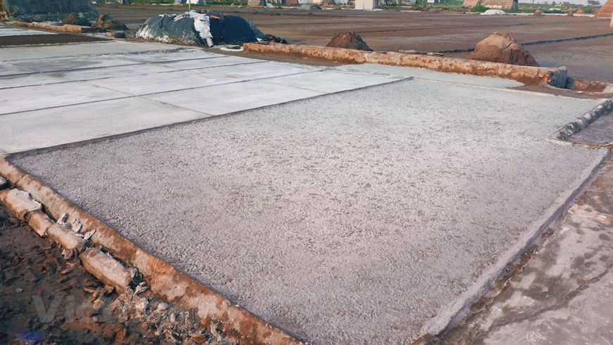 Actuellement, des projets d’études cherchant à moderniser les techniques de production du sel ont déjà été lancés, dans le but d’aider des saliculteurs à réduire les difficultés du travail, tout en améliorant la quantité et la qualité du produit. Ces démarches sont d’autant plus importantes, car elles vont contribuer à la préservation d’un métier traditionnel qui fait partie de l’identité de la province de Nam Dinh. Si de nouvelles idées sont appliquées efficacement, l'industrie du sel pourra se développer, les saliculteurs pourront toujours poursuivre leur profession. De leur côté, les saliculteurs souhaitent toujours que l'État ait des politiques plus favorables pour stabiliser les prix et équilibrer l'offre et la demande. Photo : VietnamPlus