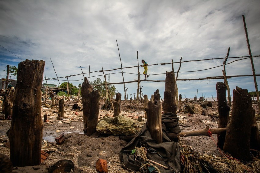Le changement climatique et la montée des eaux causent des difficultés dans la vie des habitants de la commune de Dât Mui, district de Ngoc Hiên, province de Ca Mau. Photo : VNA
