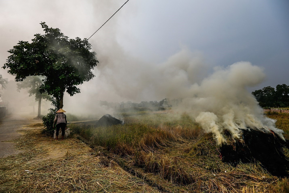 La pollution de l'air à Hanoï est en augmentation en raison de nombreux facteurs tels que : combustion de la paille, circulation routière, construction. Photo : VNA
