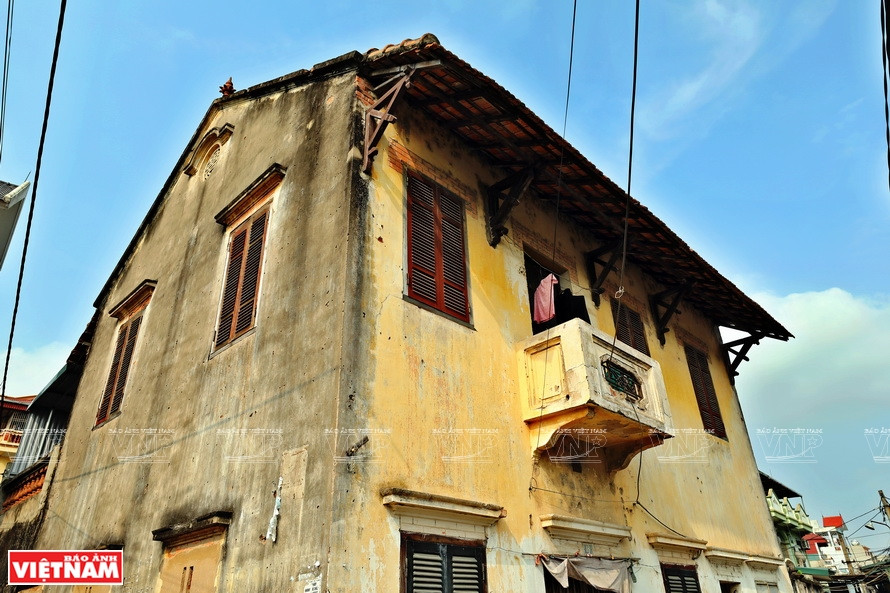 Au début du XXème siècle, les maisons à 2 étages ont été construites à l’architecture française et existent jusqu’à maintenant dans l’harmonie avec les maisons à l’architecture traditionnelle vietnamienne. Photo: VNP