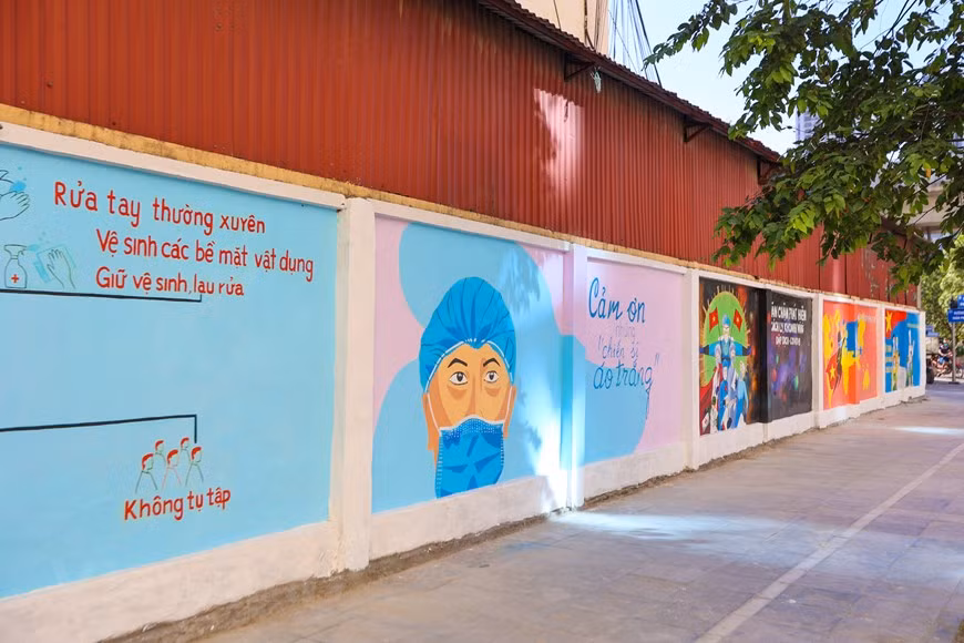 Ces peintures murales attirent l'attention des passants. Photo : Vietnam+