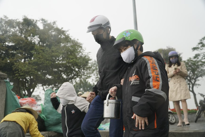 Un enfant et son père relâchent les carpes. Les carpes proviennent du village de Thuy Tram à la commune Tuy Lôc, province de Phu Tho (Nord). Selon les villageois, le métier d’élevage des carassins dorés a débuté vers les années 1960. La superficie d'élevage des carassins dorés au village de Thuy Tram s'élève à 30ha avec des centaines de foyers d’agriculteurs, selon les habitants locaux. A l'approche du Têt Tao Quân (culte du Génie de la terre et des Génies de la cuisine) tenu le 23e jour du 12e mois lunaire, des foyers d'agriculteurs au village de Thuy Tram sont très occupés par la récolte des carassins dorés pour répondre aux besoins des habitants à cette occasion unique de l'année. Photo : VietnamPlus 