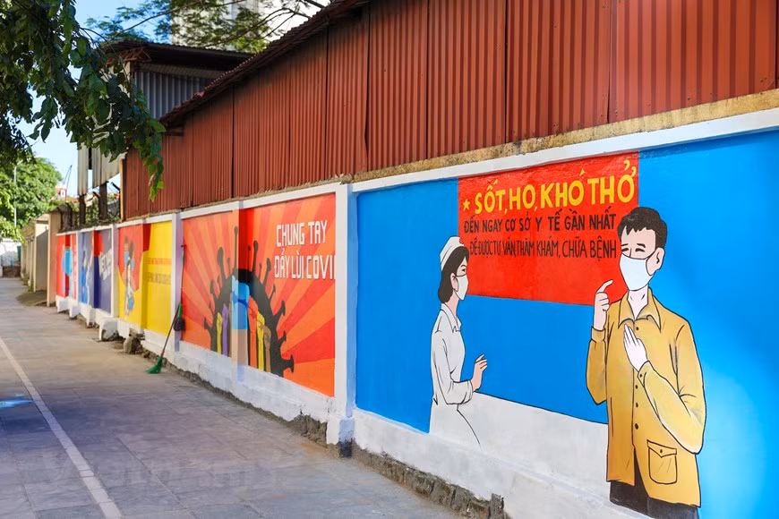 Les peintures murales constituent un point remarquable attirant les gens. Photo : Vietnam+