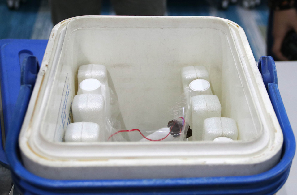 Le vaccin anti-Covid-19 d’AstraZeneca conservé à des températures négatives pour en préserver l'efficacité. Photo : VNA