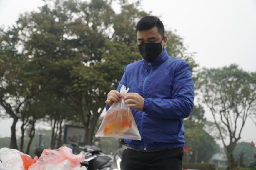 De nombreuses personnes utilisent encore des sacs en plastique pour relâcher les poissons, puis les jettent au bord des rivières et des lacs, polluant les sources d'eau et les zones environnantes insalubres. D'après les récentes statistiques du ministère vietnamien des Ressources naturelles et de l'Environnement (MRNE), la quantité de déchets plastiques au Vietnam, estimée à 2.500 tonnes par jour, représente 7% des ordures solides. Hanoï et Hô Chi Minh-Ville rejettent chaque jour, à elles seules, environ 80 tonnes. Chose inquiétante, seule une infime quantité de ces plastiques est ramassée au service du recyclage. "Si 10% du volume n'est pas recyclé, la quantité rejetée dans le pays atteindra 2,5 millions de tonnes par an". Photo : VietnamPlus