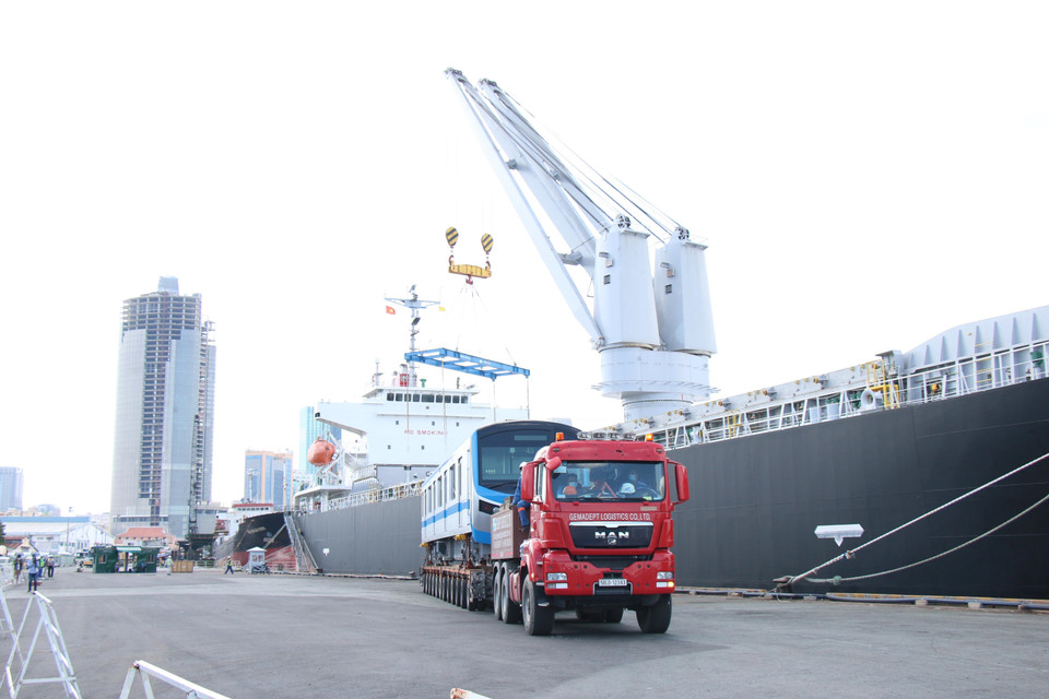 Cette ligne fera 19,7 km de long et comprendra 14 stations dont trois souterraines et 11 surélevées. Le projet bénéficie des aides publiques au développement du Japon. Au 18 juin, 86,2 % des travaux ont été achevés. Photo: VNA 