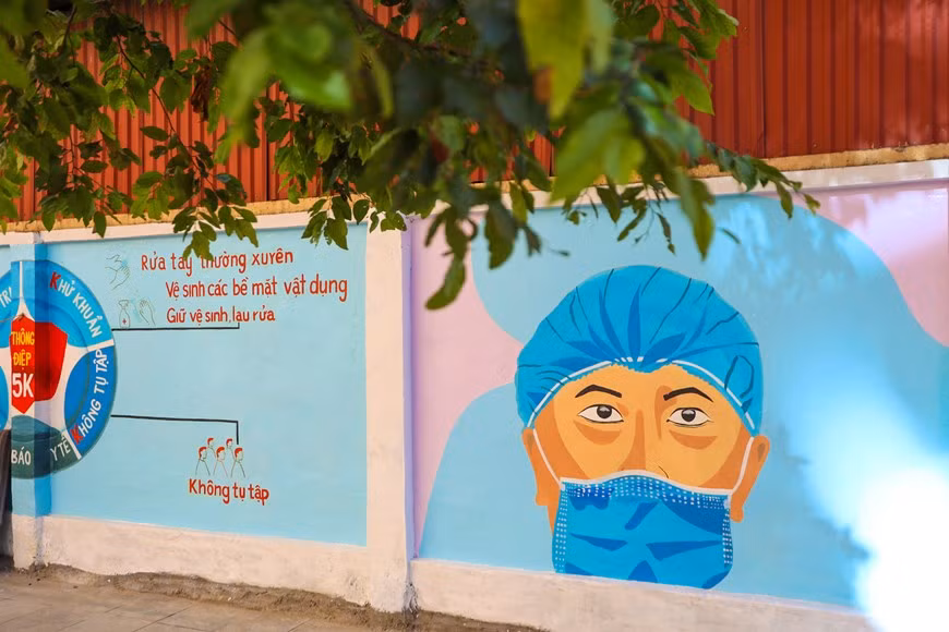 Le projet de peintures murales vise, à la fois, à inciter la population à se protéger du virus et à louer l’unité vietnamienne dans ce combat. Photo : Vietnam+