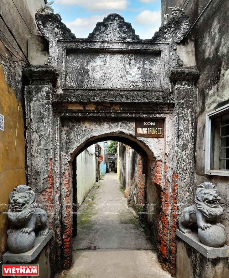 Un des chemins qui conduisent aux différents groupements de maisons. Photo: VNP