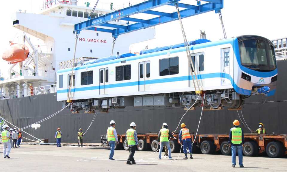 Dans la matinée du 21 juin, les trois rames du train No 4 doivent être transportées au dépôt de Long Binh (ville de Thu Duc). L’installation sur la voie T1 doit être effectuée le même jour. Photo: VNA 