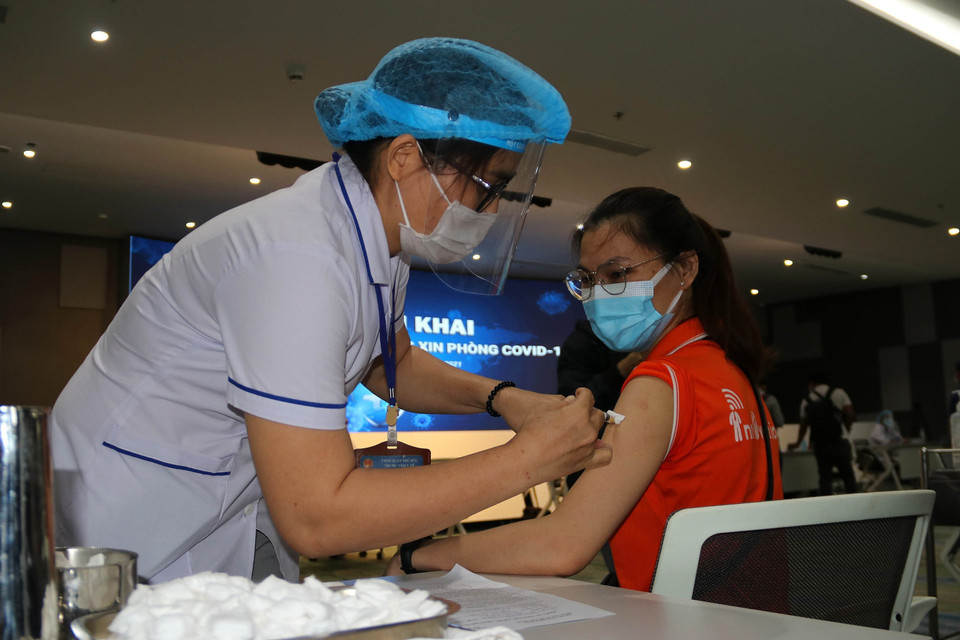 La vaccination consiste en une injection dans le haut du bras (le muscle deltoïde). Par mesure de précaution, après l’injection, vous devrez rester 15 minutes sur place. Photo : VNA