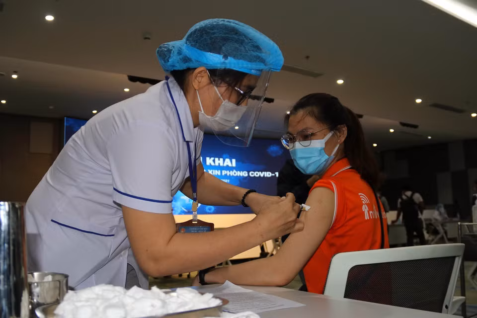 La vaccination consiste en une injection dans le haut du bras (le muscle deltoïde). Par mesure de précaution, après l’injection, vous devrez rester 15 minutes sur place. Photo : VNA