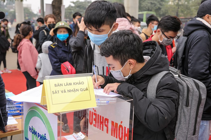 La station de la gare S1 est ouverte au public les 23 et 24 janvier, attirant un grand nombre de visiteurs, notamment des jeunes. Auparavant, le premier train de cette ligne a fonctionné à titre d’essai. Le public a l'occasion de visiter un futur moyen de transport à la capitale de Hanoi, - la capitale culturelle millénaire, la ville pour la paix. Cette ligne ferroviaire urbaine contribuera à réduire la surcharge de transport, l’embouteillage et la pollution environnementale de Hanoi. A cette occasion, le Comité de gestion des chemins de fer urbain de Hanoï (MRB) mènera des enquêtes et recueillera les opinions des gens sur le projet. Photo : VietnamPlus