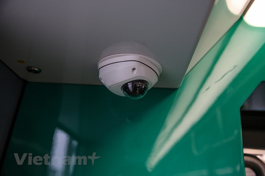 Les trains sont dotés des équipements modernes. Alstom, ainsi que Colas Rail, Thales, Systra, Apave, Certifer et Bureau Veritas font partie des acteurs présents aux côtés des autorités vietnamiennes pour mettre en oeuvre le projet. La mise en service du tronçon aérien est prévue en 2021. Alstom, en sa qualité de leader d'un consortium avec Colas Rail et Thales, a signé, le 17 janvier 2017 à Hanoi, un contrat avec le Comité de gestion des chemins de fer urbain de Hanoï afin de fournir un système de métro pour la ligne No3 de Hanoï. Il s'agit du premier contrat de système de métro remporté par Alstom au Vietnam. La part d'Alstom dans ce contrat s'élève à près de 190 millions d’euros. Photo : VietnamPlus