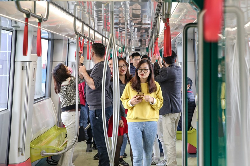 Le Comité de gestion du projet demande aux visiteurs d’apporter leur pièce d'identité ou carte d'identité de citoyen, de porter des chaussures basses et de respecter strictement les règles de la visite. Le premier des 10 trains de la ligne No3 du métro de Hanoi, parti du port de Dunkerque en France au début du mois de septembre, est arrivé le 18 octobre 2020 au port de Hai Phong (au Nord-Est du Vietnam). La cérémonie de réception du train a vu la présence des représentants du Comité de gestion des chemins de fer urbain de Hanoï, de l’Ambassade de France au Vietnam, de l’Agence française de développement et des équipes d’Alstom. Photo : VietnamPlus