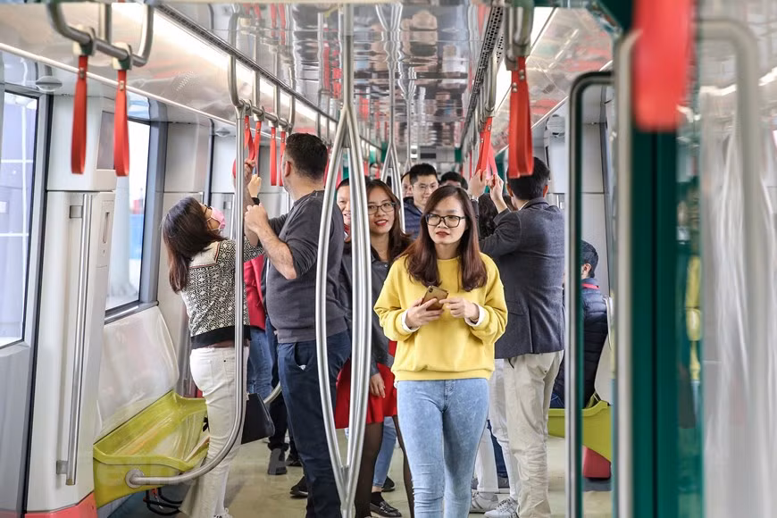Le Comité de gestion du projet demande aux visiteurs d’apporter leur pièce d'identité ou carte d'identité de citoyen, de porter des chaussures basses et de respecter strictement les règles de la visite. Le premier des 10 trains de la ligne No3 du métro de Hanoi, parti du port de Dunkerque en France au début du mois de septembre, est arrivé le 18 octobre 2020 au port de Hai Phong (au Nord-Est du Vietnam). La cérémonie de réception du train a vu la présence des représentants du Comité de gestion des chemins de fer urbain de Hanoï, de l’Ambassade de France au Vietnam, de l’Agence française de développement et des équipes d’Alstom. Photo : VietnamPlus