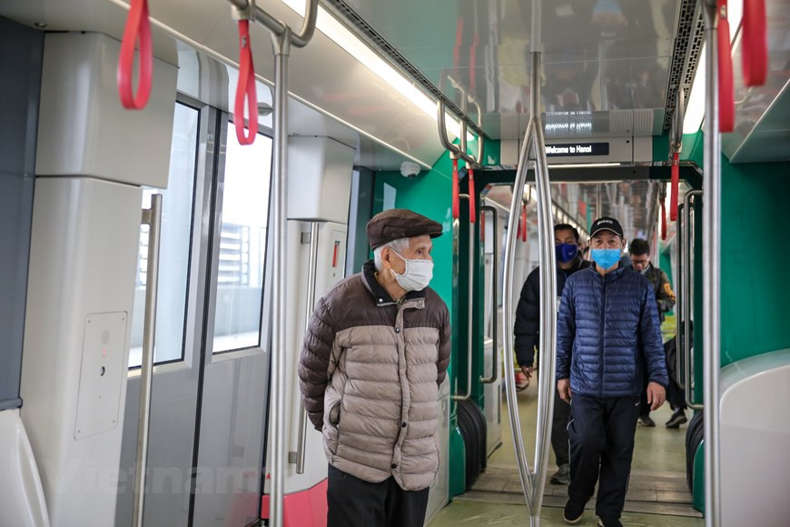Ayant nommés « Itinéraire vert », les trains se composent de trois couleurs : vert, rose-rouge et blanc. Sur la partie avant du train, figure le graphique de Pavillon de la Constellation de la littérature (Khuê Van Cac ), créant une marque distinctive de la capitale. Associant plusieurs entreprises françaises, parmi lesquelles Alstom, Colas Rail, Thalès, Systra, Apave et RATP Smart Systems, et financée par la Direction générale du Trésor du ministère français de l’Économie, des Finances et de la Relance, l’Agence française de développement, la Banque européenne d’investissement et la Banque asiatique de développement, la ligne No 3 de la ligne ferroviaire urbaine de Hanoi doit offrir aux Hanoïens un nouveau moyen de transport sûr et respectueux de l’environnement, « un métro pour une vie plus verte ». Photo : VietnamPlus